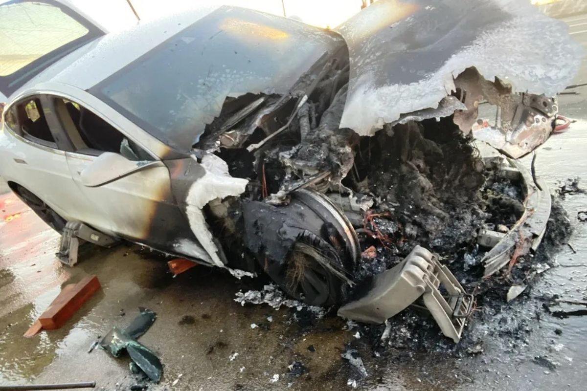 Incêndio em Carro Elétrico Não Apaga